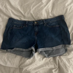 Blå denimshorts Tommy Hilfiger - Snygga blå denimshorts från Tommy Hilfiger med klassisk femficksdesign och uppvikta benslut. Modellen är straight fit och har detaljer som logopatch bak och Hilfiger-flagga på bakfickan. Perfekt för chill dagar under sommaren.