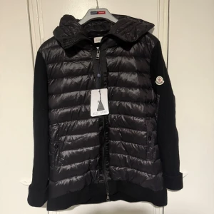  Moncler cardigan helt ny - Hej säljer nu min moncler cardigan då den inte passade mig. Helt ny , jätte fin och skön att ha på sig. Storlek M , och priset är inte hugget i en sten.