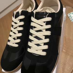 Maison Margiela skor  - Helt nytt kommer med dustbag, GOAT tags, vinted inspection tag och låda men den är skadad på under sidan, storlek 44‼️
