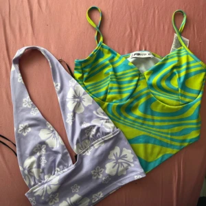 Två trendiga sommartoppar XS - Säljer två snygga toppar i storlek XS! Ena är en limegrön och turkos linne-topp från FB Sister med psykedeliskt mönster och smala axelband. Den andra är en lila halterneck topp med vita blommor och breda band från hm. Perfekta för sommaren och festival.