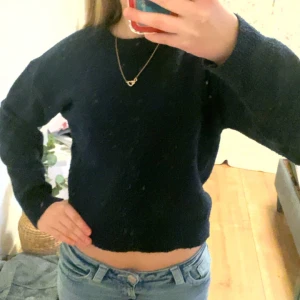 Marinblå stickad tröja  - Hejj jag säljer denna marinblåa stickade tröjan för att den inte används. Jag har använt den ungefär 3 gånger men inga tecken på användning! Den är storlek 158/164 men sitter som xs/s💗 skriv bara om ni har några frågor!