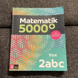 Matematik 5000+ Vux 2abc - En modern mattebok för gymnasiet och vuxenutbildning, anpassad för reviderad ämnesplan. Perfekt för dig som vill klara kurserna 2a, 2b eller 2c. Innehåller digitala verktyg, utmanande uppgifter och tydliga förklaringar. Passar både självstudier och klassrumsundervisning.