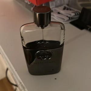 Gucci Guilty Pour Homme parfym circa 70ml av 90 kvar med orginal förpackning köpt från sephora utan kvitto - Gucci Guilty Pour Homme – en ikonisk parfym med stilren design. Perfekt för dig som vill sticka ut och addera en lyxig touch till din vardag. Passar unga som vill ha något extra.