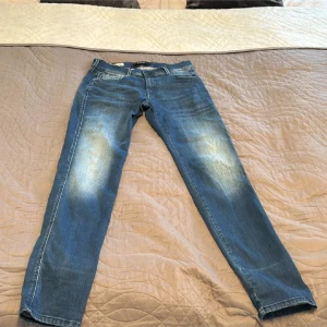 Blå Replay jeans, midwaist, 30/32 - Säljer ett par klassiska blå jeans från Replay i modellen midwaist. Jeansen har raka ben, fem fickor och snygga slitningar framtill. Perfekta till vardags med en t-shirt eller hoodie. Materialet är jeans i bomull.