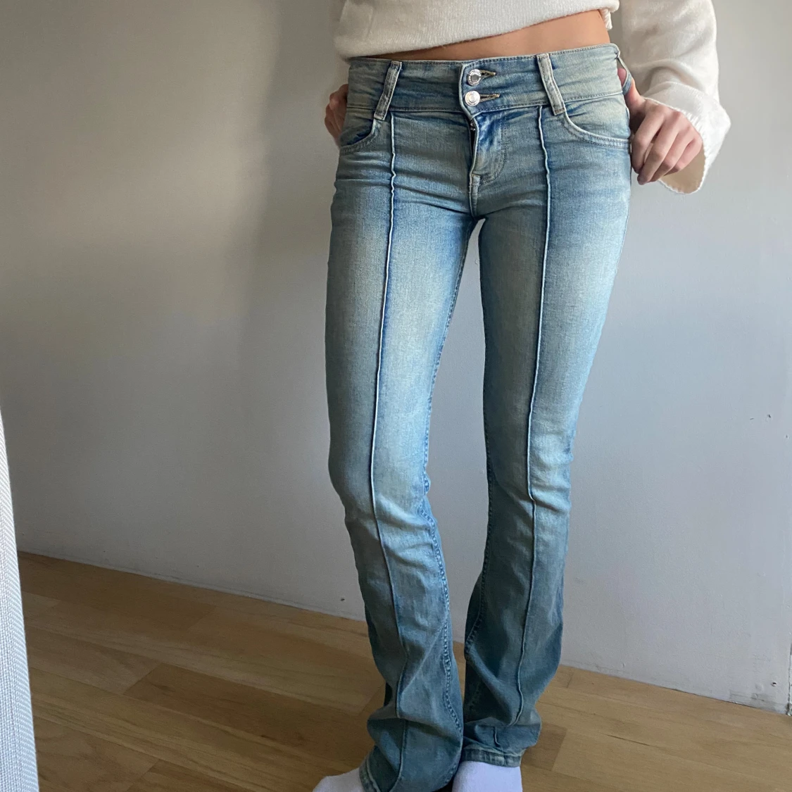 Ljusblå bootcut jeans