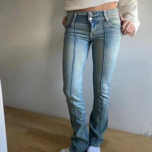 Ljusblå bootcut jeans - Snygga ljusblå lågmidjadejeans med bootcut-modell och markerade pressveck framtill. Storlek 32 passar 34 med💙