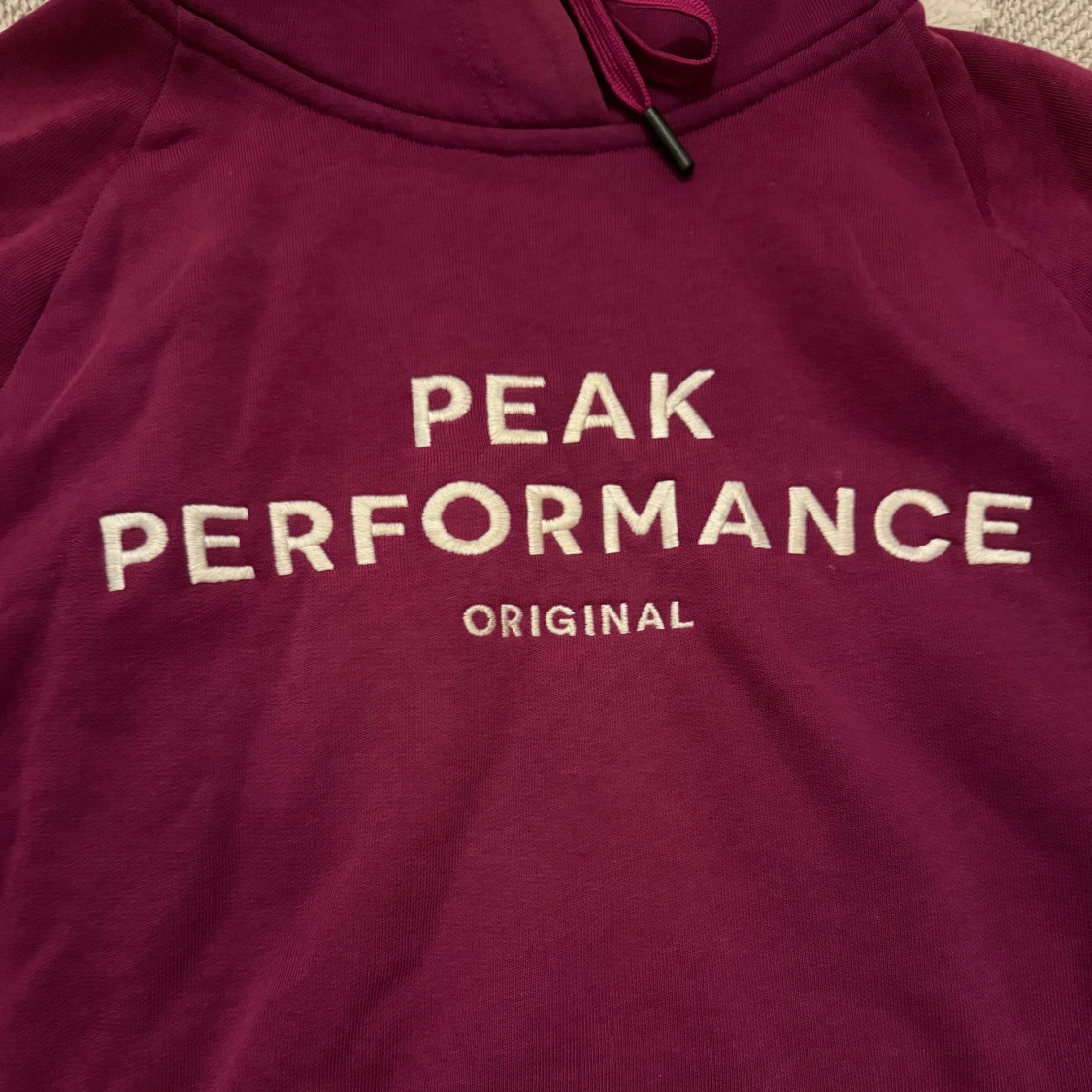 Vinröd hoodie Peak Performance - 1