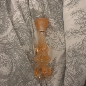 Dalissime Eau de Toilette 50ml - Unik parfym med konstnärlig flaska från Salvador Dalí. 50 ml Eau de Toilette, tillverkad i Frankrike. Perfekt för dig som vill sticka ut med en kreativ touch i din samling.