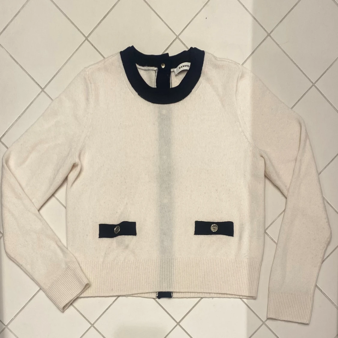 Vit tröja från Sandro med svarta detaljer - 1