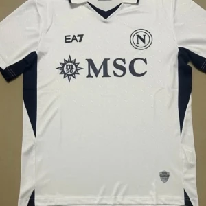Vit Napoli fotbollströja EA7 - Tröjan är helt ny och har aldrig använts, det finns mellan storlekarna S till XL, priset kan diskuteras 