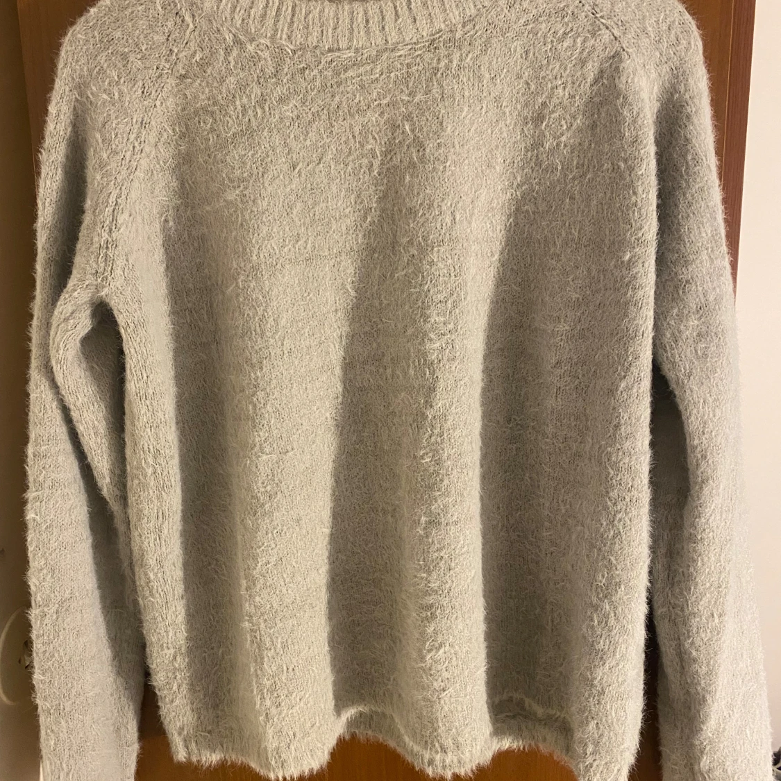 Ljusgrå fluffig stickad tröja M