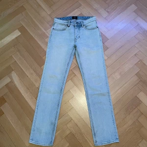 Neuw Stockholm jeans. 28/32 - Stiliga ljusa jeans från neuw stockholm som aldrig kommit till användning då dom har varit för stora för mig. En unik färg som gör att ens outfit sticker ut lite extra. Storlek 28/32