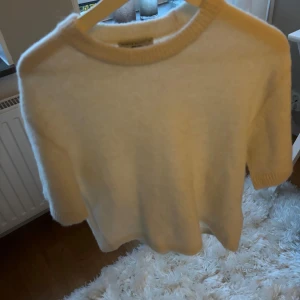 Trekvartsärmad stickad tröja - Helt oanvänd beige stickad trekvartsärmad tröja från Gina tricot! 🥰storlek xs/S 