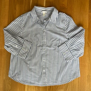 Skjorta  - Skjorta från H&M, aldrig använd!