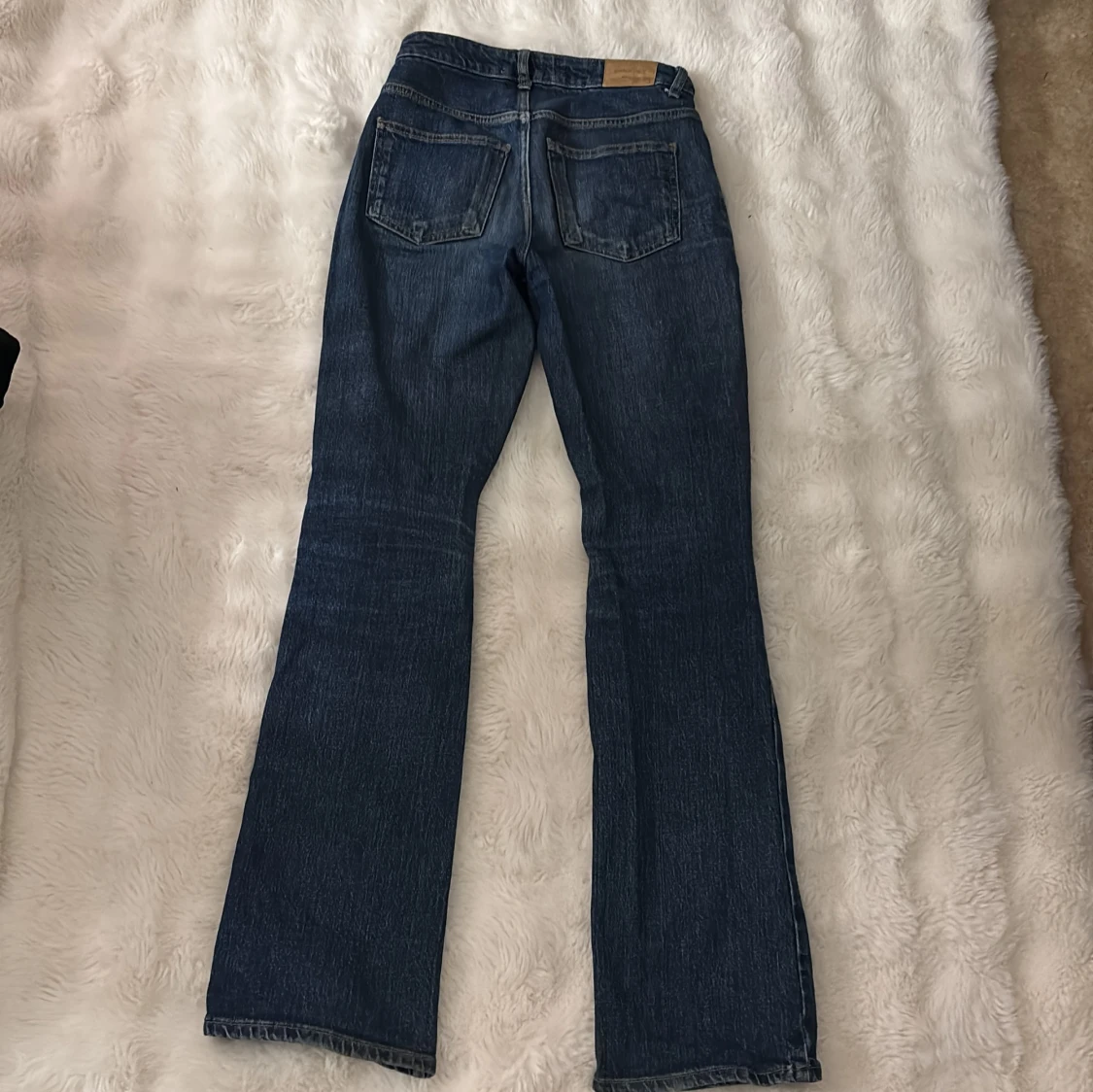 Blå bootcut jeans från Gina Tricot - 1