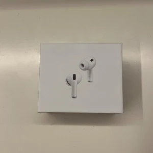 AirPods Pro 3rd generation  - Apple AirPods Pro 3 i mycket fint skick, komplett med originalförpackning, laddningsetui och tillbehör. Trådlösa hörlurar med aktiv brusreducering och hög ljudkvalitet. Allt ser rent och välvårdat ut, redo att användas direkt. Priset är inte hugget i sten så kom med något rimligt bud.