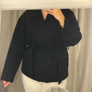 Svart kappa  - Säljer en svart kappa från Vero Moda, använd fåtal gånger