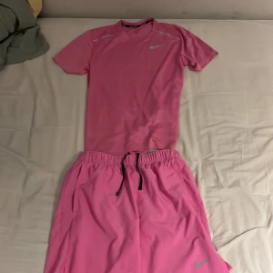 Rosa nike miller dress - Nike miller rosa tracksuit, köpt från jd sports i barcelona och är i nytt skick. Köpte shortsen och tshirten sammanlagt för 850kr och säljer nu för 400kr. Säljer pågrund av att jag inte längre använder dressen. Riktigt bra idrottskläder och sköna ute kläder i varmt väder.