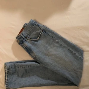 Levis 501 - Här är mina gamla Levis 501 jeans som jag köpte för 1300kr. Skicket är 8/10. Strl är W:25 och L:30.  