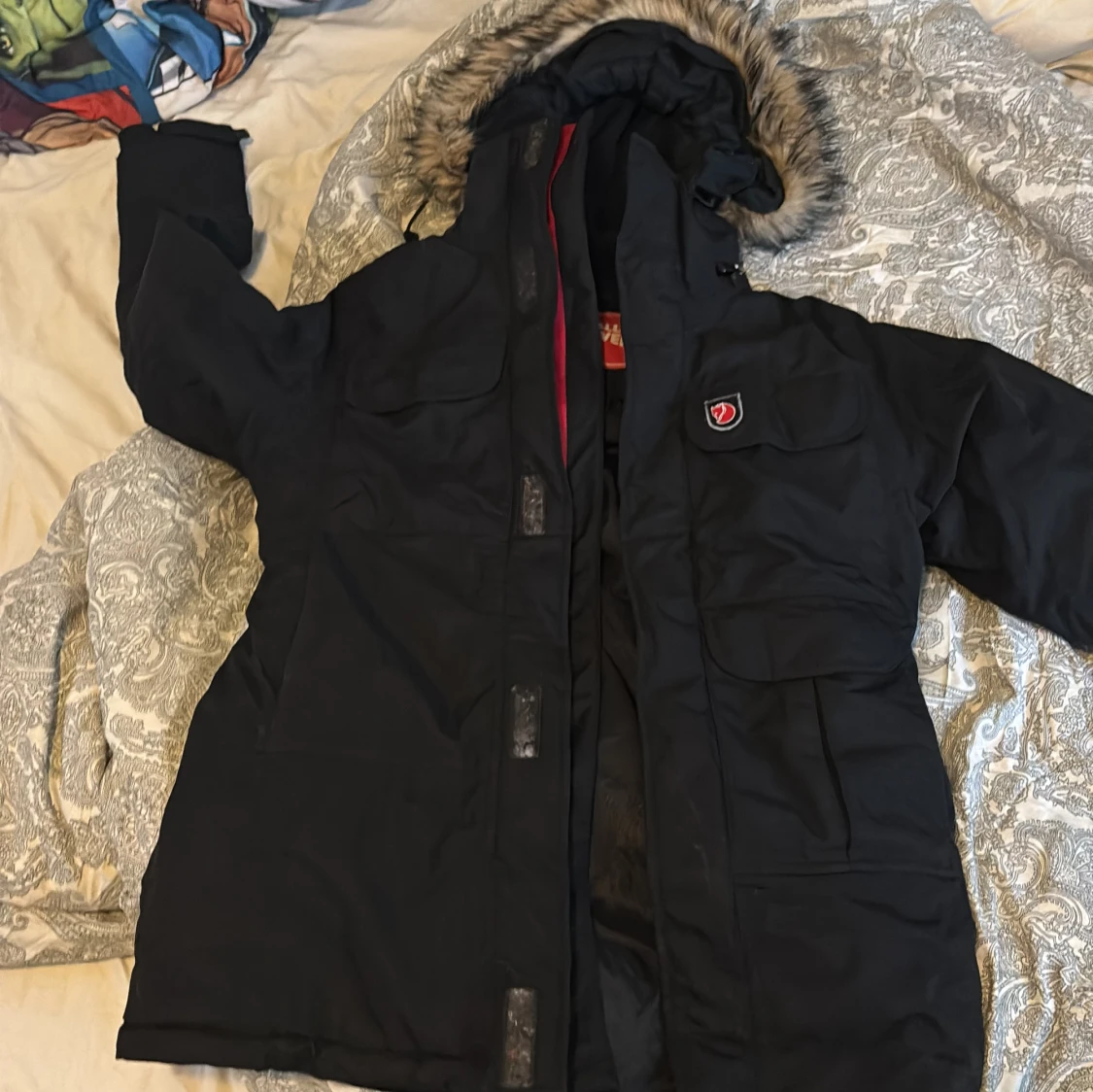 Svart parkajacka från Fjällräven