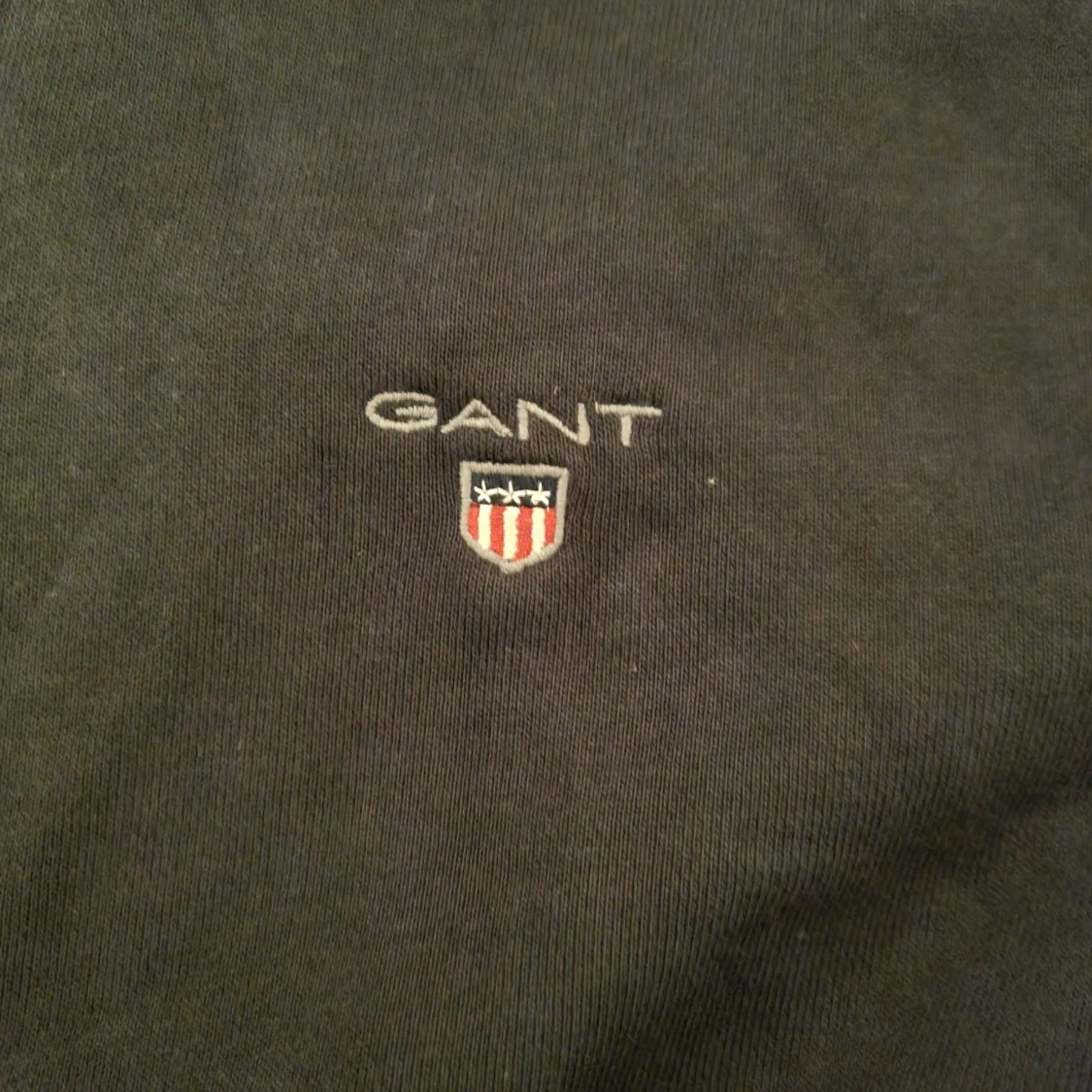 Svart hoodie med dragkedja från GANT - 2