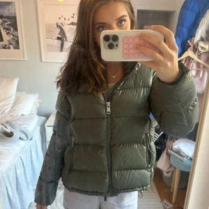 Grön colmar jacka - Sjukt snygg khaki grön jacka från colmar, är använd men i väldigt bra skick har endast mycket små defekter(kom privat för bilder) Nypris var 5499kr💖 Är i strlk IT 44 vilket motsvarar en XS ungefär men passar även mig med xs/s bra😀