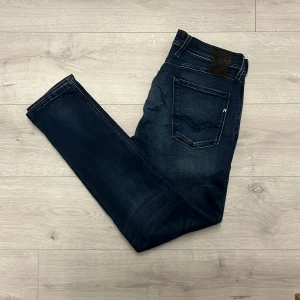 Replay anbbas mörkblå jenas  - Hej! Säljer ett par fina replay anbass jeans//fint sick som ni ser på bilderna//Jensen är i W32//fråga gärna!🤗