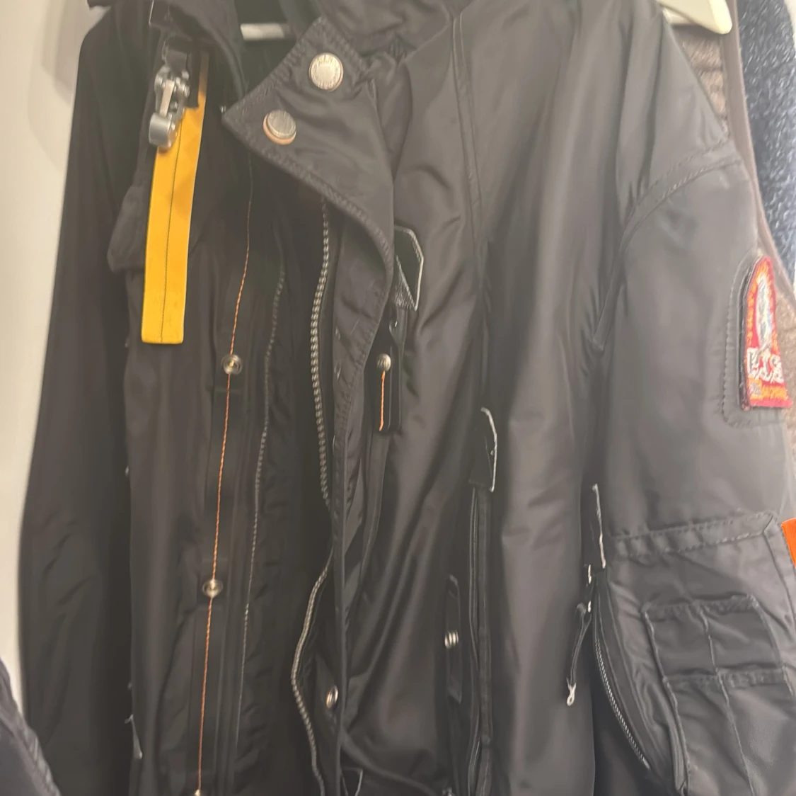 Svart Parajumpers dunjacka med äkta räv päls