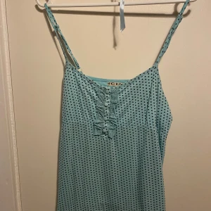 Babydoll topp - Supersöt prickick typ babyblå topp med volanger och knappar från märket ichi. Skriv gärna vid frågor