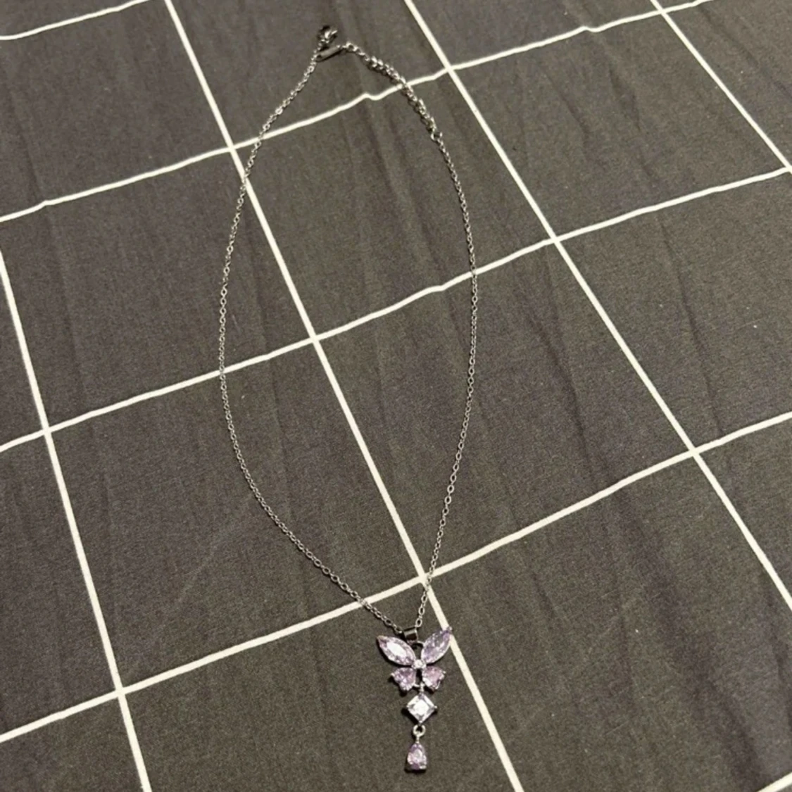 Silverhalsband med lila fjärilshänge