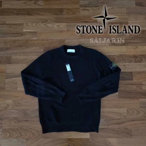 Stone Island Sweatshirt  - Säljer en exklusiv Stone Island sweatshirt i marinblått. Helt ny med originaletiketter kvar. Stickad crewneck i mjuk, högkvalitativ bomull med skön passform. Ikonisk, avtagbar kompass-patch på vänster ärm. Perfekt för dig som gillar stilren design med premiumkänsla! 📦 Snabb frakt – skickas samma dag 📌 Kontakta mig gärna vid frågor! 🙏  