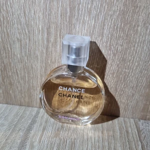 Chanel Chance Eau Vive parfym - Chanel Chance Eau Vive – en ikonisk parfym med modern känsla. Perfekt för dig som vill sticka ut med stil. Snygg och smidig flaska som passar i väskan. En klassiker från Chanel som alltid känns rätt.