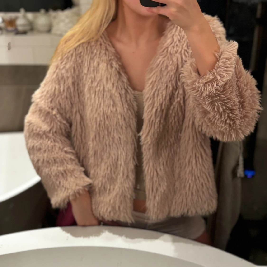 Beige fluffig pälsjacka