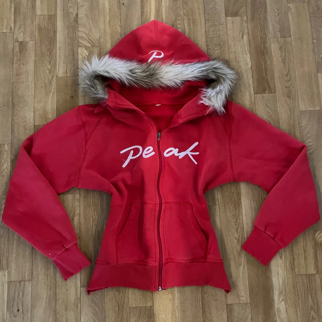 Röd Peak zip med päls 