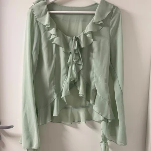 Blus - En mintgrön blus i storleken S, endast använd en gång