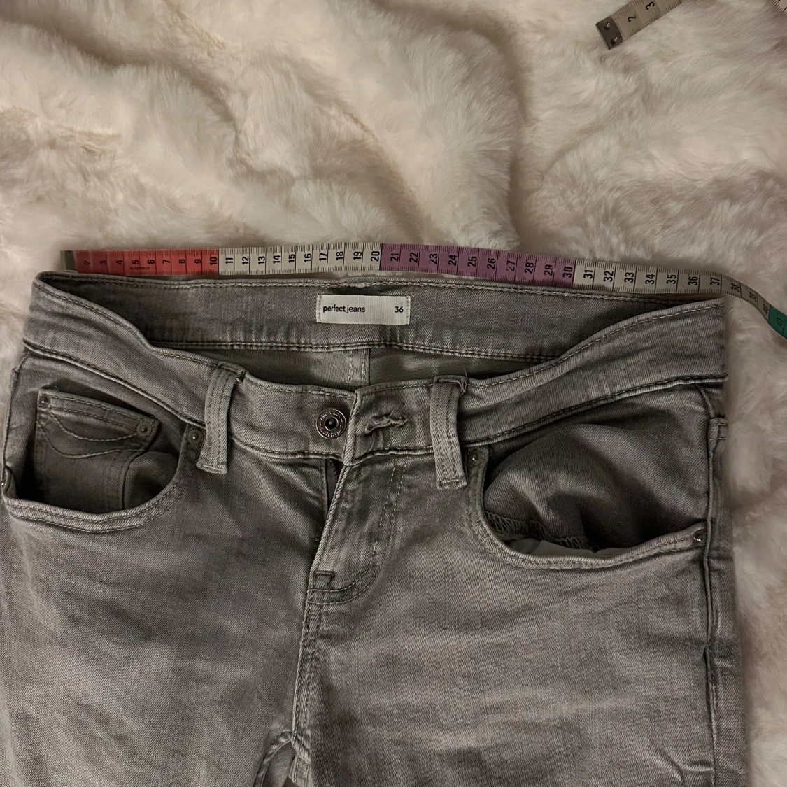 Grå bootcut jeans från Gina tricot - 2