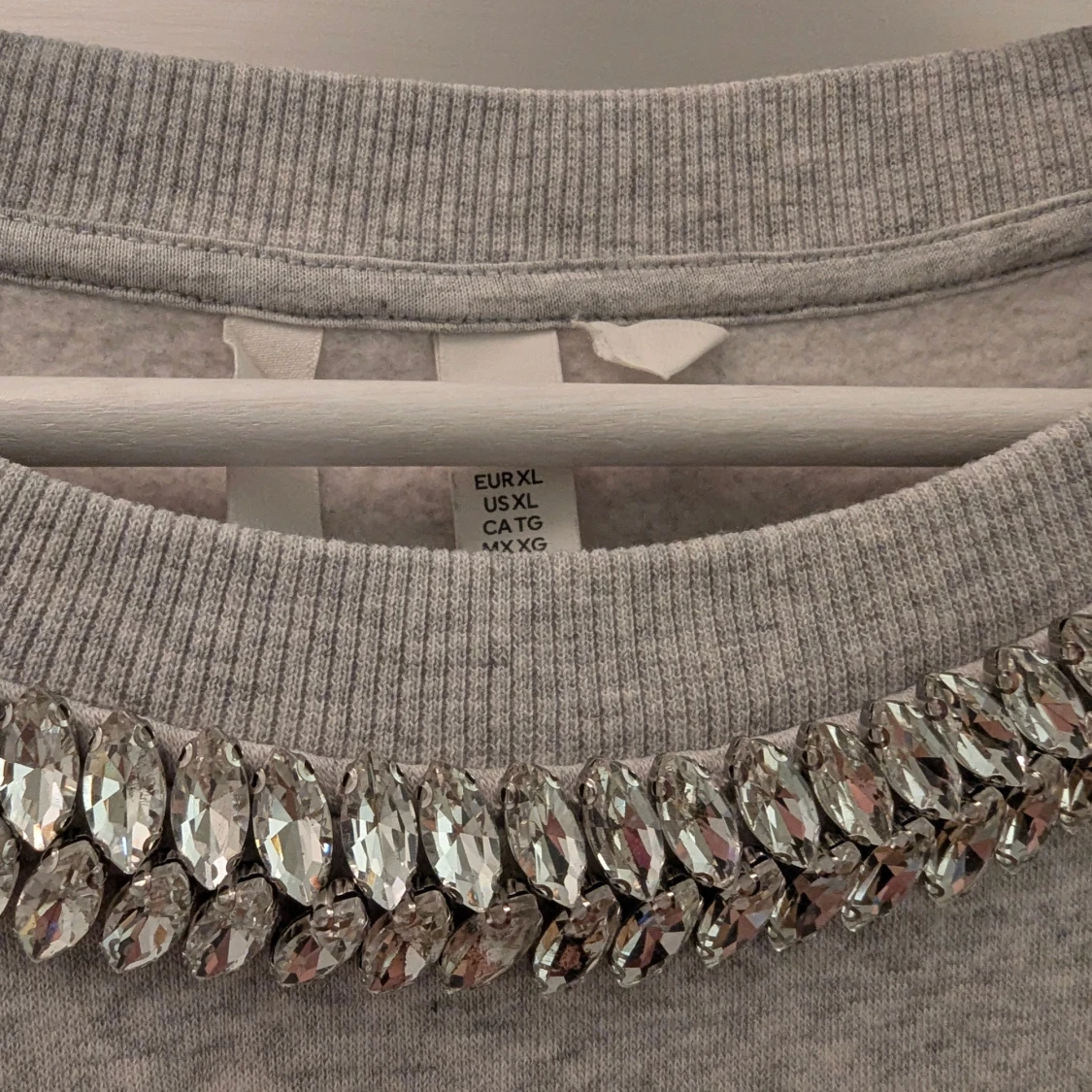 Grå sweatshirt med glittriga stenar XL - 2