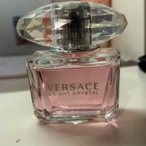 Versace Bright Crystal parfym 90ml - En ikonisk parfym med rosa vätska och lyxig design. Perfekt för dig som vill sticka ut med en trendig och elegant doftaccessoar från Versace. Passar dig som gillar exklusiva detaljer. 98% av parfymen återstår!