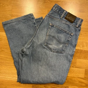 Vintage Jeans - Vintage jeans från Lee i fint ”vintage skick” = tecken på användning kan förekomma :) Strl. W35 L32, jag upplever dom dock som lite kortare än så i benen