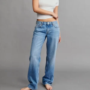 Blå raka jeans med låg midja - Snygga blå jeans med låg midja och raka ben. Jeansen är från Gina tricot och säljer nu dessa då de är för små, de är i storlek 36. Nypris:499