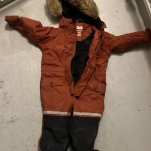 Vinter overall Stl 98 - Varm vinteroverall från märket KAXS i bra skick.      Stl 98