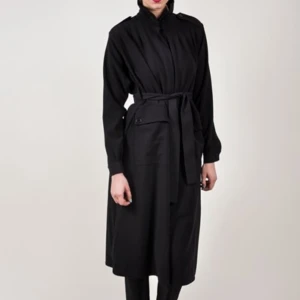 Rodebjer kappa - Odessa svart - Säljer min klassiker då den inte kommer till användning. Varsamt använd och har för övrigt inga skavanker vad jag kan se..