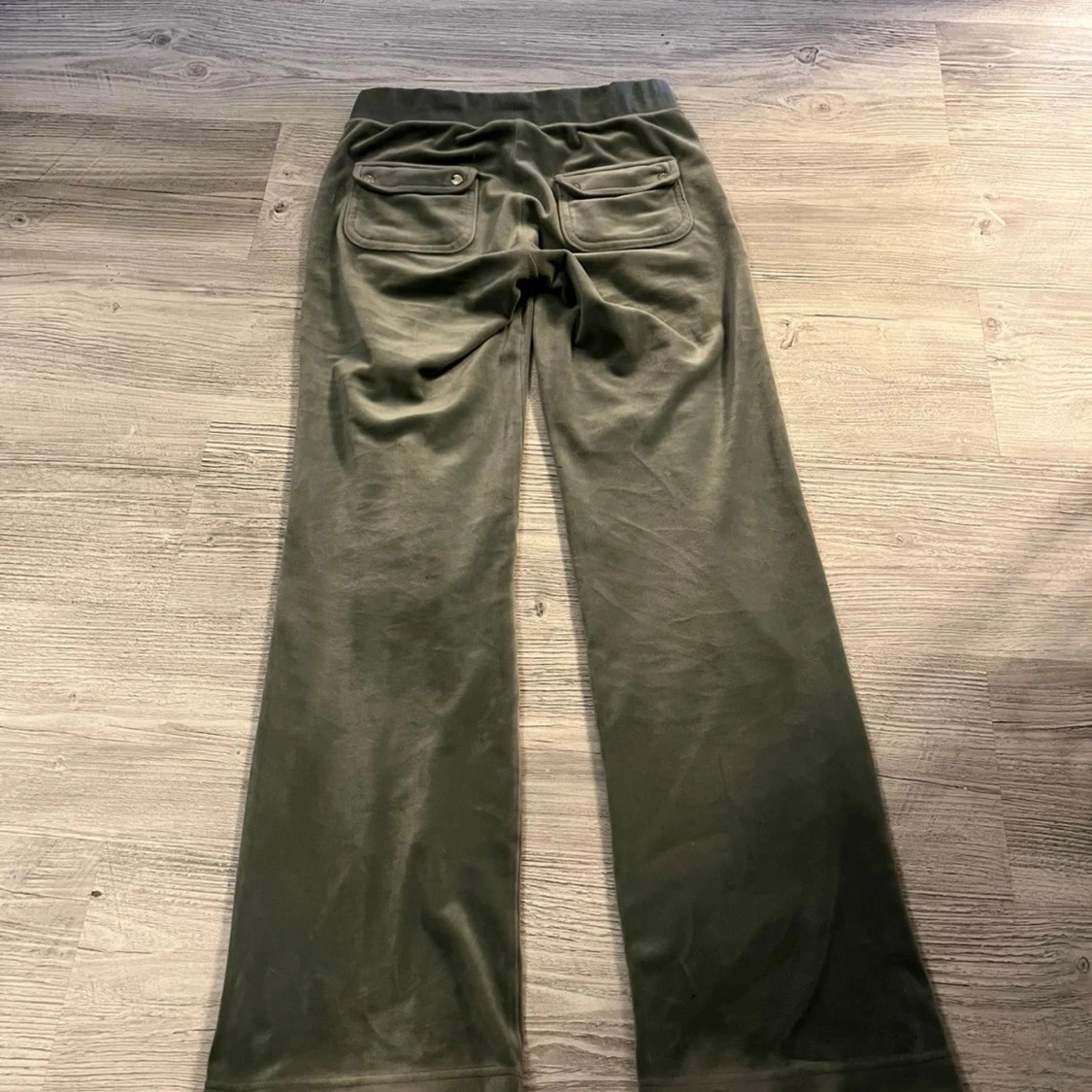 Olivgröna mjukisbyxor med snörning - 1