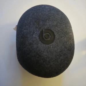 Beats Studio3 Wireless Over-Ear Hörlurar - Snygga blå Beats Studio3 Wireless over-ear hörlurar i originalfodral. Hörlurarna är i mycket gott skick, med mjuka kuddar och inga synliga repor eller skador. Medföljer laddningskabel. Perfekt för musik, resor och arbete tack vare aktiv brusreducering och lång batteritid. I nyskick och endast provade. 