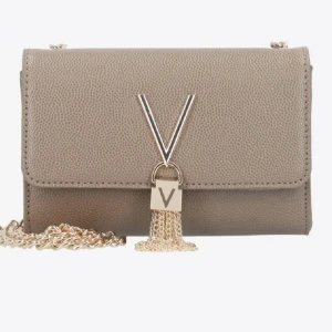 Mario Valentino väska - Snygg beige axelväska från Mario Valentino med guldfärgad kedja och V-logga framtill. Väskan har en stilren, rektangulär form och är tillverkad i skinn med struktur. Framtill hänger dekorativa guldfärgade kedjor från loggan. Perfekt storlek för det viktigaste.