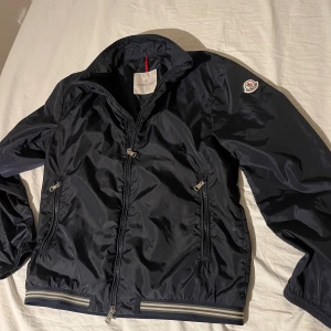 Monclar vindjacka  - Säljer nu denna otroligt snygga monclar vind jackan i storlek 1 alltså S för endast 2899kr. Kan gå ner lite i pris vid en smidig affär. Självklart äkta!!