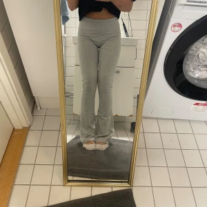 Yoga-pants - Gråa yoga-pants från stradivarius. Använda väldigt fåtal gånger och är i bra skick. Storlek S. 