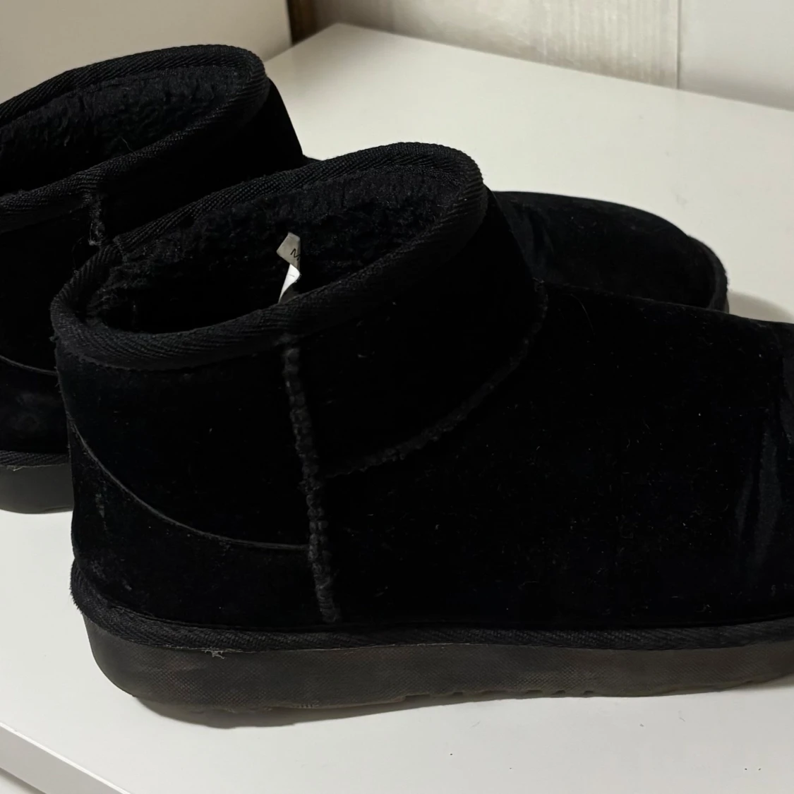 Svarta mockaboots med rund tå