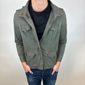 Field Jacka - Hej, säljer nu denna väldigt snygga och eftertraktade Field jackan som är perfekt nu till hösten/ vintern! Storlek S  Fraktas spårbart vis Instabox, PostNord eller bring!  Vid minsta lilla fundering så är det bara att höra av sig!  