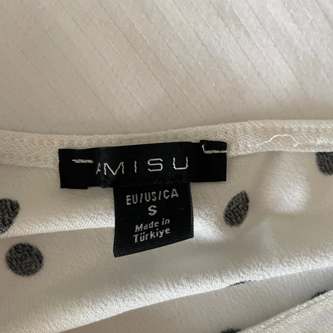 Prickig vit oneshoulder topp från Amisu - 1